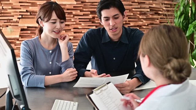 産婦人科医の説明を受ける夫婦