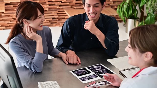 産婦人科医の説明を受ける夫婦