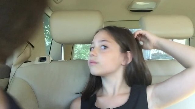   Aprende a pronunciar brother and sister playing imitate adults in the backseat of a car on a family trip