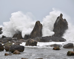 台風　水害　警報　水しぶき