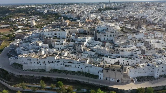 Stadt Ostuni in Italien aus der Luft