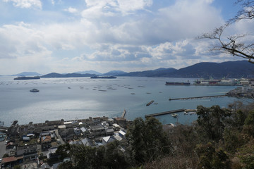 海に面している町