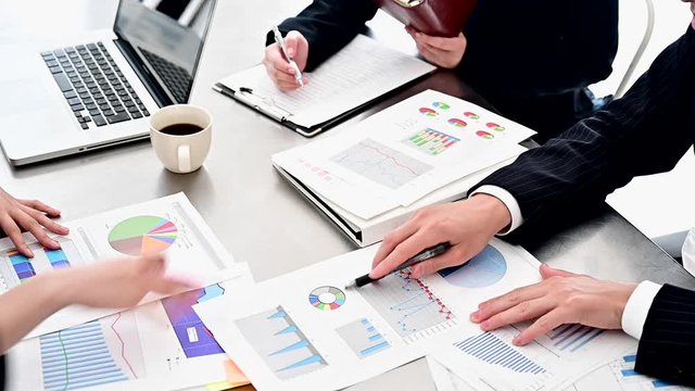 会議をする人々の手元