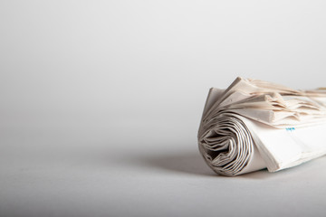 Zeitungsrolle vor weißem Hintergrund, Textfreiraum