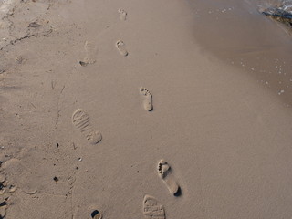 Fototapeta na wymiar Empreinte de pieds sur sable