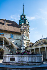 Plaza del ayuntamiento y fuente de Friburgo