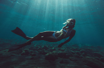 Fototapeta na wymiar girl dives underwater