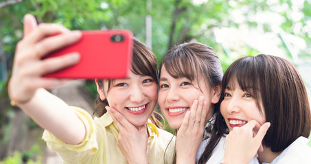 自撮りする女性グループ