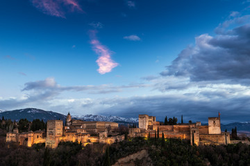 Vista exterior de la Alhambra al atardecer, Granada, Andalucía, España