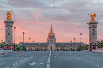 lever de soleil sur les Invalides à Paris © Thierry