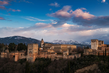 Fototapeta na wymiar Vista exterior de la Alhambra al atardecer, Granada, Andalucía, España