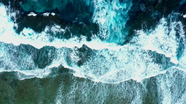 広大な海と打ち寄せる波　空撮