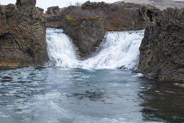 Hjálparfoss - Wasserfall des Flusses Fossá í Þjórsárdal nahe Fluðir im Süden Islands.