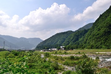 Fototapeta na wymiar 新潟県魚野川 立柄橋方面