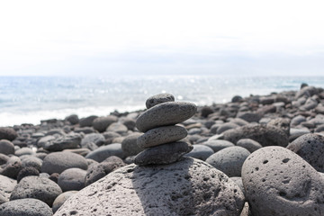 pierres empilés l'une sur l'autre galets mer