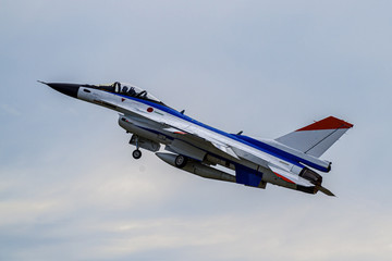 上昇中のジェット戦闘機