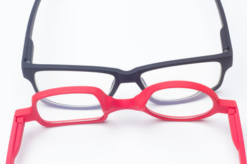 Gafas y lentes de colores, la moldura es de color y el material es de plástico; gafas modernas...