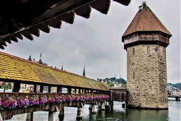 Torre y puente de madera sobre el lago de Lucerna