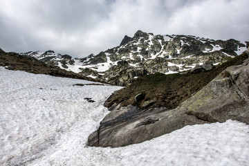 Paisaje nevado del paso de San Gotardo