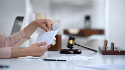 Divorced woman holding envelope with alimony, savings for single mom, allowance - 297795738