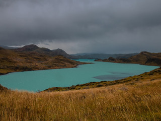 Paisagem com lago e montanha