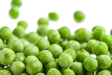 fondo de guisantes verdes congelados en un fondo blanco