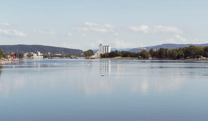 Au bord du Grand Canal d'Alsace, le Rhin en direction du Pont des Trois Frontières,  Bâle,...