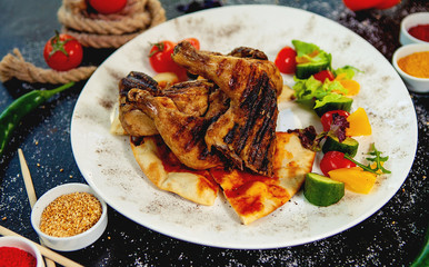 grilled chicken thighs on pita bread served with fresh vegetables