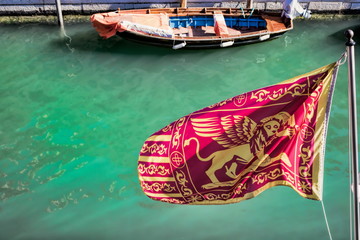 venedigfahne am kanal rio marin in venedig, italien