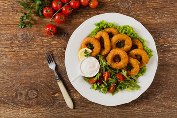 Roasted squid rings with salad.