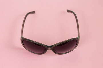 lila Sonnenbrille auf rosa Grund