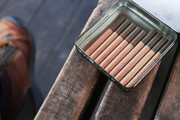 金属製のシガレットケースに入った葉巻たばこ