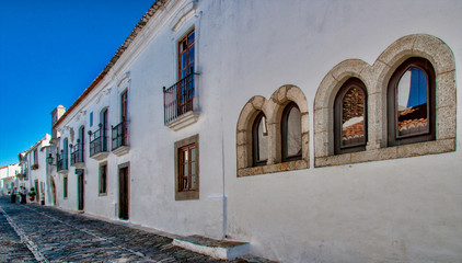 Rue pavée dans le village fortifié de Monsaraz, Portugal