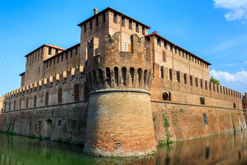 Obraz premium Rocca di Fontanellato con intorno ancora il fossato originale