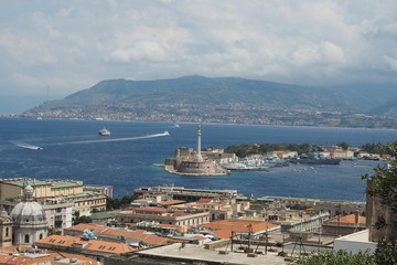 Hafen-Einfahrt von Messina mit Statue