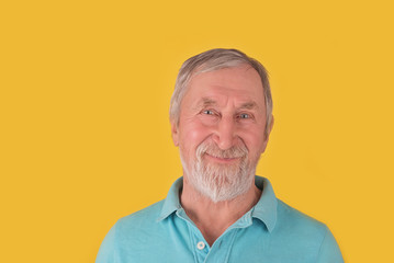 Obraz premium Elder man with beard and grey hair tricky smiling over yellow background