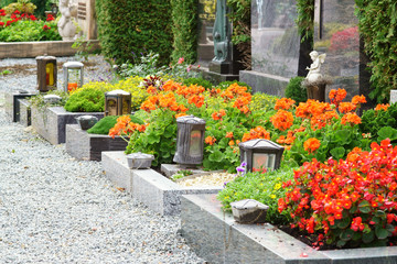 Friedhof mit geschmückten Gräbern, Copy space