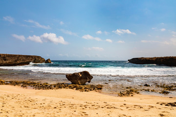 Aruba, Landschaft mit schroffen Felsen. An der Küste der karibischen Insel Aruba, eine der ABC-Inseln.