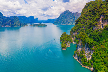 Obraz premium Beautiful mountain and blue sky with cloud in Khao Sok National park locate in Ratchaprapha dam in Surat Thani province, Thailand.