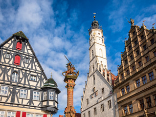 Obraz premium Half-timbered houses and Rathaus buildings at Marktplatz Rothenburg ob der Tauber Old Town Bavaria Germany