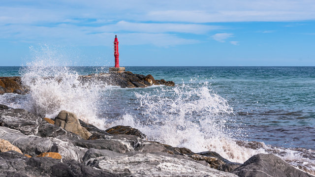 Il faro rosso tra le onde