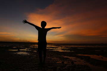 Fototapeta na wymiar silhouette of kid at sunset