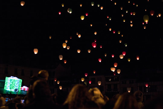 Lâchers de lanternes de nuit en ville à Bayonne Pays basque