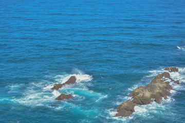Obraz premium Atlantic sea with rocks and waves and ocean floor, copy-space