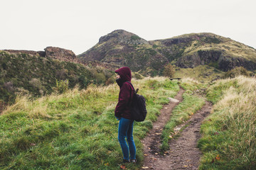 młoda kobieta na szlaku górskim, spaceruje