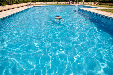 Obraz na płótnie Canvas woman swimming in a pool