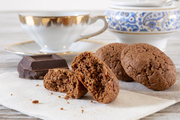 biscotti della nonna al cioccolato fondente e tazza da tè