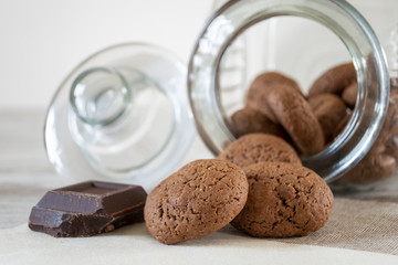 biscotti della nonna al cioccolato fondente vista frontale primo piano