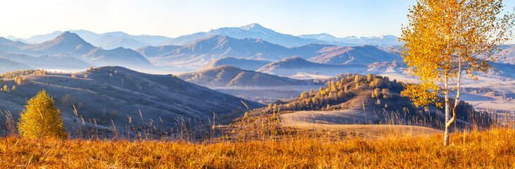 Panele Szklane  Piękny panoramiczny widok na jesienną przyrodę. Górski krajobraz, poranna mgła.