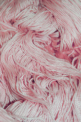 Hilos de lana rosada